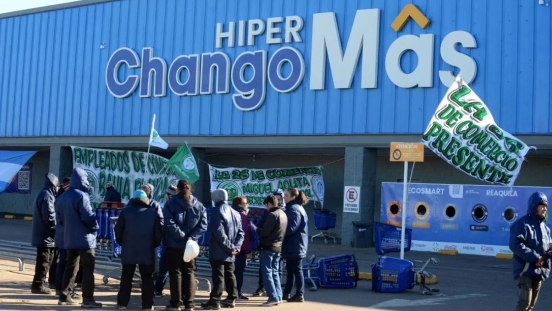 Denuncian despidos masivos en sucursales de importante cadena de supermercados de todo el país