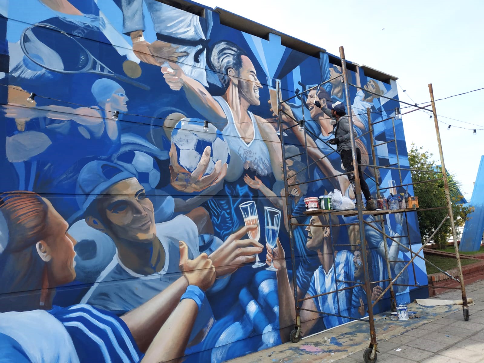 El arte revitaliza la comunidad: el muralismo de Andrés Rotundo en el bar del Club Deportivo Chascomús