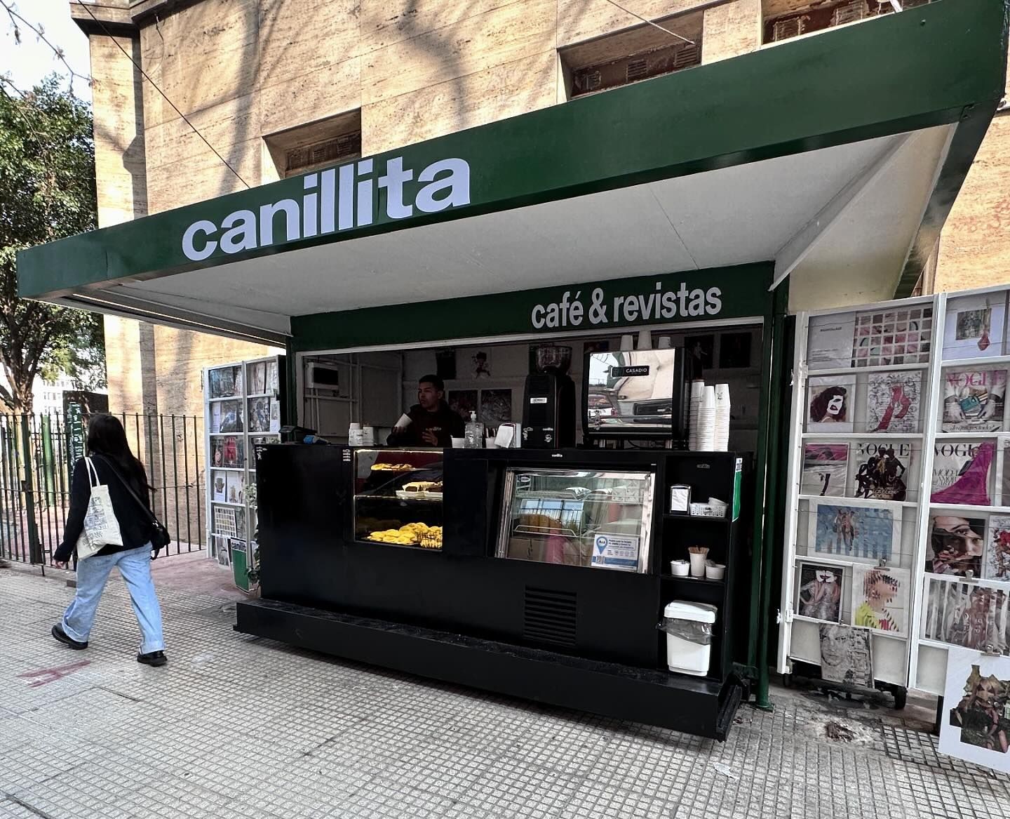 Un antiguo kiosco de diarios se reinventa como cafetería en Buenos Aires, combinando nostalgia y modernidad
