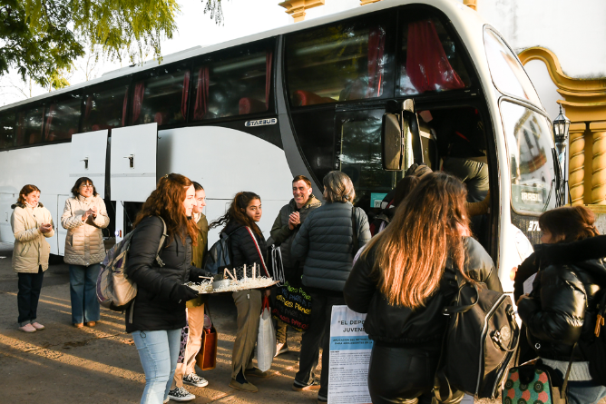 Jóvenes de Chascomús en la Feria de Ciencias Regional en Pila