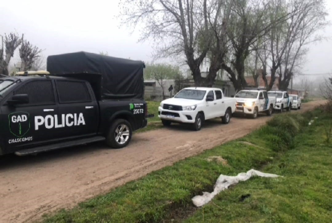 Detienen a prófugo buscado por homicidio y hallan drogas en allanamiento en Chascomús