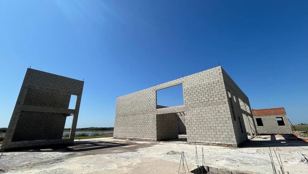 Avanza la construcción del Club Náutico en la laguna “La Rosita” de Castelli