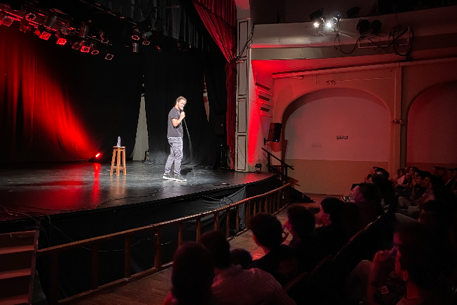 A sala llena comenzó la temporada teatral de verano en Chascomús