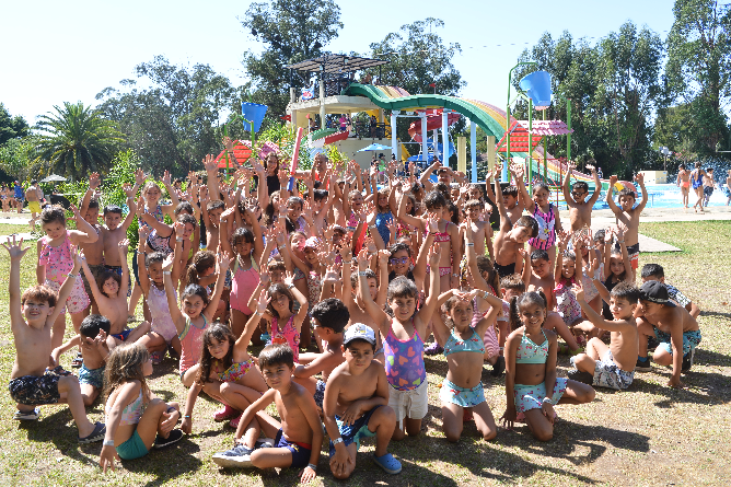 Niños y niñas de la Escuela de Verano disfrutaron de una jornada recreativa en Puerto Aventura