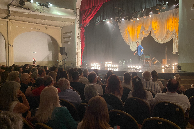 “El Brote” deslumbró al público en el Teatro Brazzola