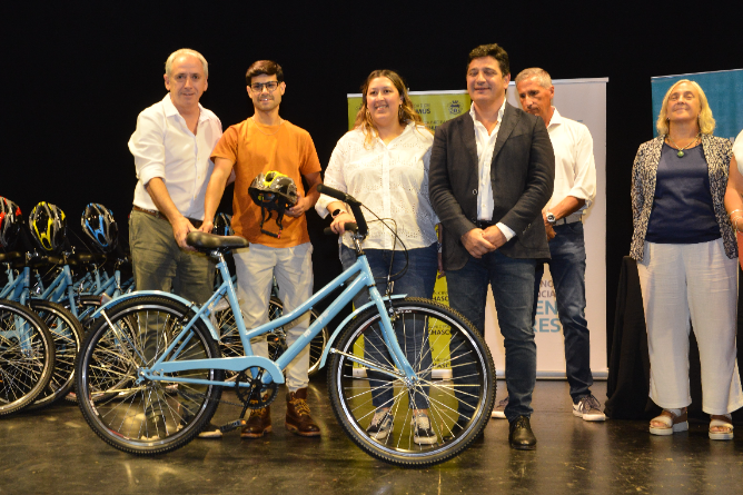 Seguridad Vial: Se entregaron cascos, bicicletas y pases libres multimodales