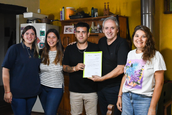Javier Gastón entregó la habilitación de la cocina al emprendimiento local “Frucht”
