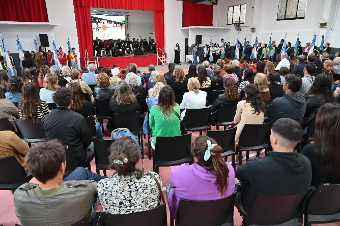 En un clima festivo y muy emotivo se celebraron los 50 años de la Escuela Municipal N° 2