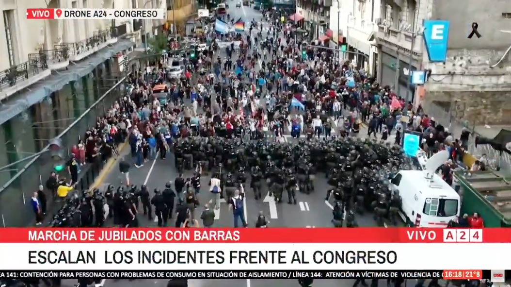 Tensión en el Congreso por la masiva marcha de jubilados con apoyo de hinchadas de clubes de fútbol