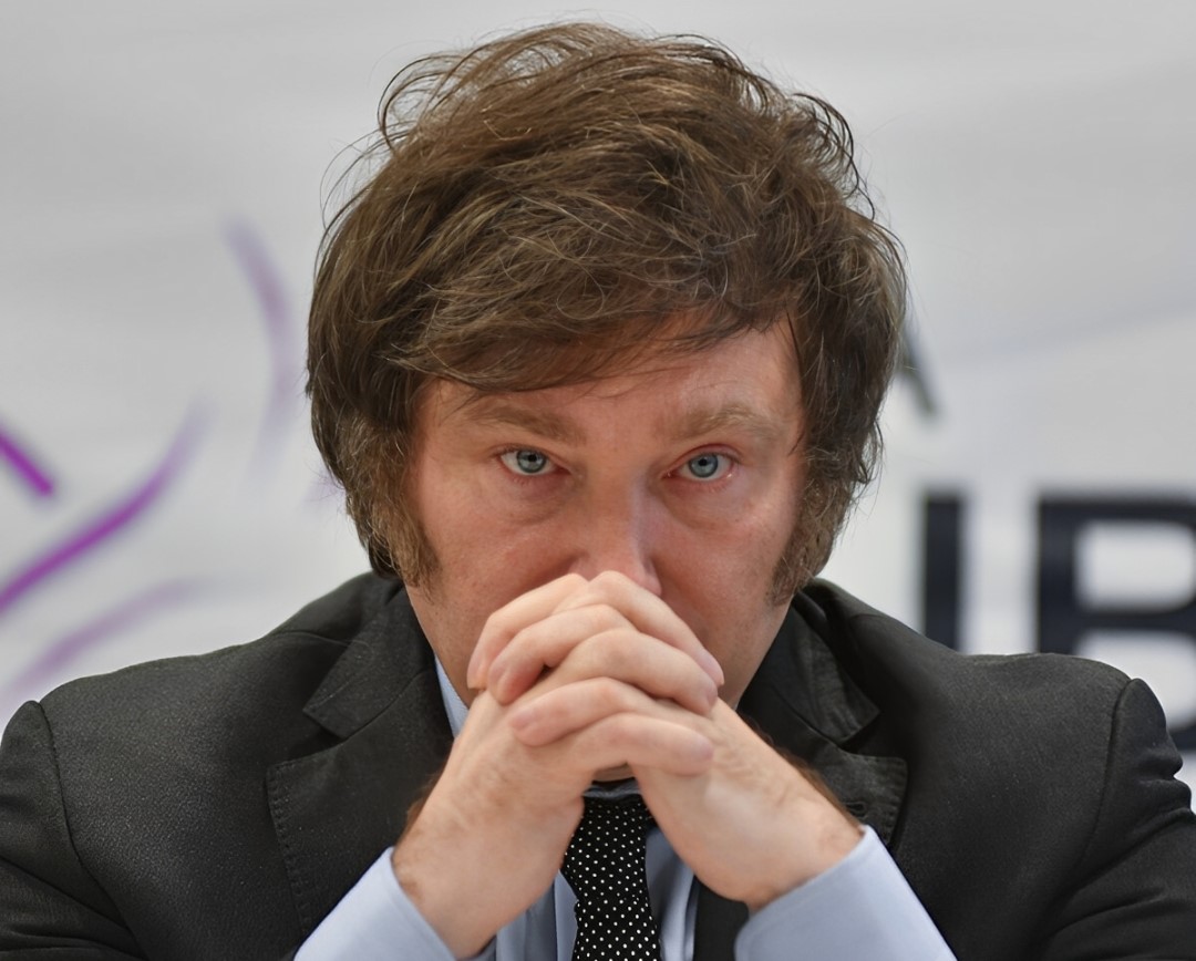 Milei dijo que “obviamente” no va a devaluar y denunció un “intento de golpe institucional”