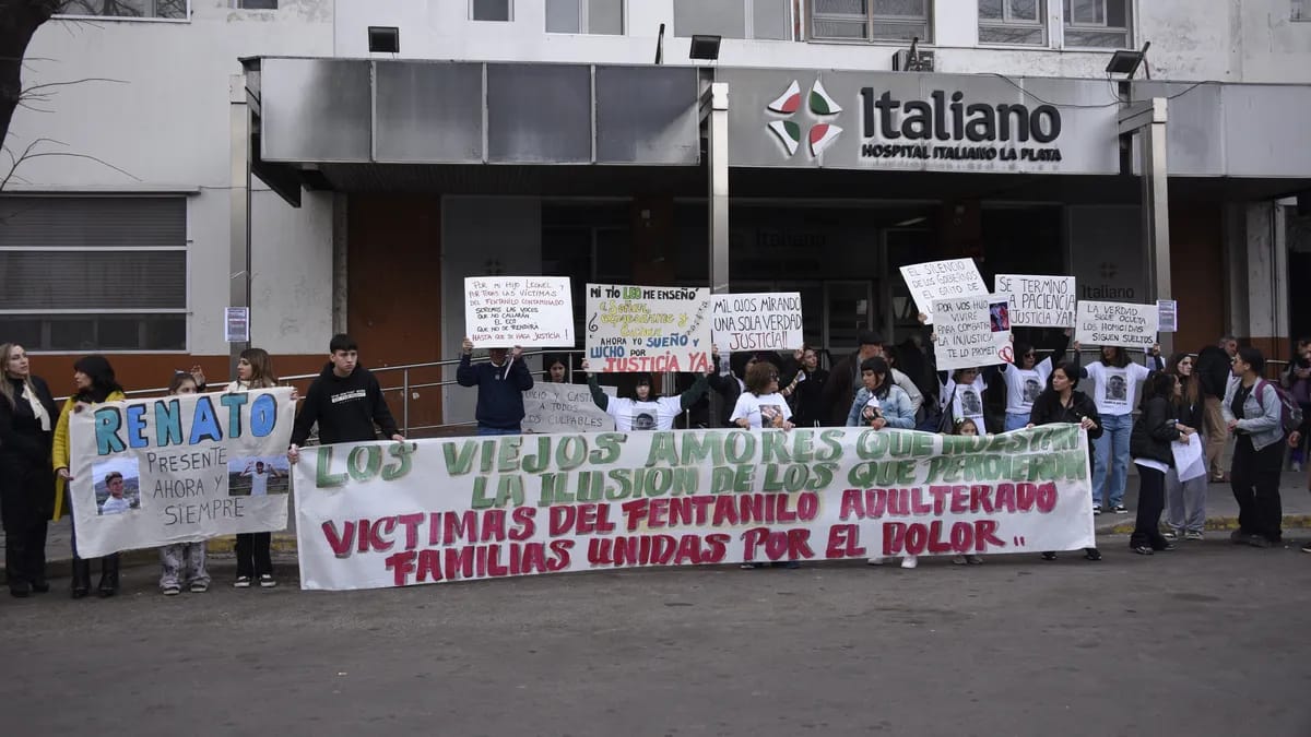 Familiares de las victimas en la puerta del Hospital Italiano de La Plata