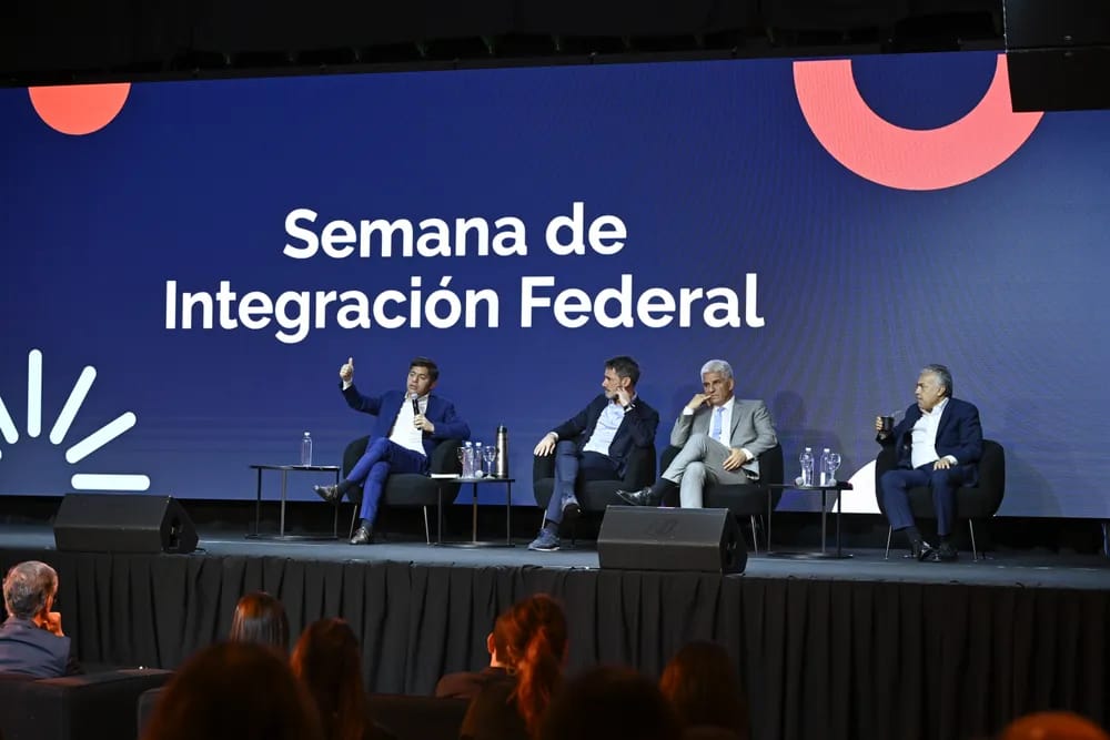 Kicillof, Poggi y Cornejo, con el representante del CFI en la reunión de hoy.