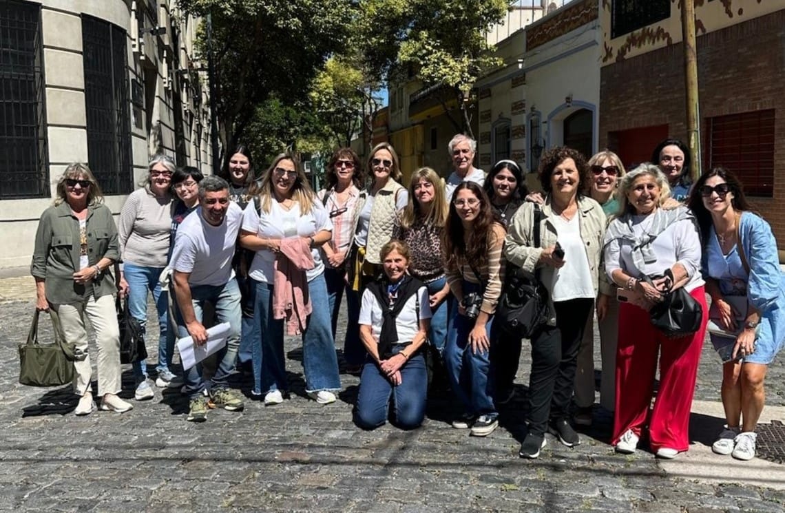 La propuesta invita a recorrer la ciudad de Buenos Aires a través de historias, lecturas y personajes, en una experiencia que combina literatura, patrimonio y participación comunitaria.