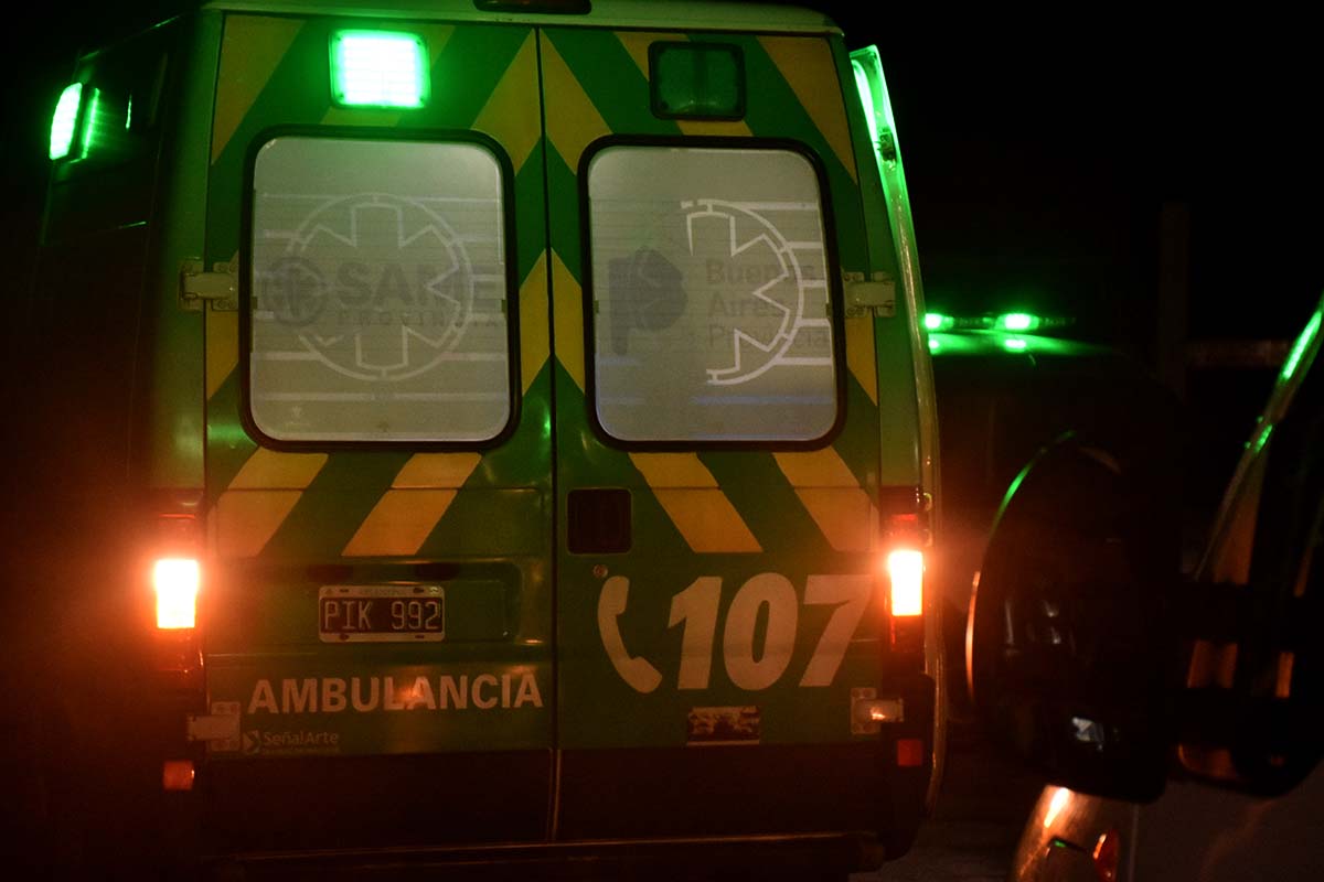 Intervención de bomberos y ambulancia del hospital municipal por accidente en autovía 2 durante la madrugada