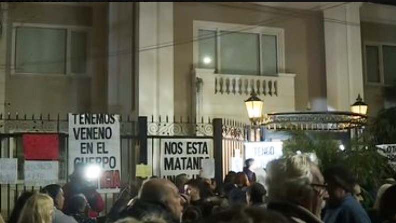 Decenas de personas se manifestaron frente a la casa del cirujano Aníbal Lotocki para exigir justicia